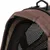 Détail d’un sac de transport marron pour animaux avec maille noire et fermeture éclair visible, poignée en plastique sur le dessus.