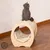 Katzenmöbel aus Holz mit Kratzfläche und gepolsterter Liegefläche. Graue Katze sitzt oben auf dem Möbelstück.