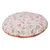 Coussin rond pour animaux, tissu à motifs de chiens et laisses rouges sur fond gris clair, bordure orange visible.