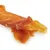 Primer plano de un snack para perros trenzado de carne seca, color naranja-marrón.