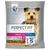Confezione di crocchette Perfect Fit adult 1+, meno di 10 kg, total 5. Testo visibile: contribuisce alla buona qualità delle feci, ricco in pollo. Simboli animali e peso.