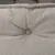 Nahaufnahme eines grauen, strukturierten Stoffes mit Knopfdetail. Polsterung sichtbar.