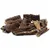 Morceaux de friandises séchées pour chien, texture rugueuse et couleur brun foncé, présentés en tas sur fond blanc. Aucun emballage ou marque visible.