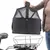 Borsa trasportino nera con rete e manico, tenuta da una persona sopra un portapacchi di bicicletta. Materiali visibili: tessuto e rete. Borsa trasportino nera con rete e manico, tenuta da una persona sopra un portapacchi di bicicletta. Materiali visibili: tessuto e rete.
