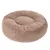 Rond, bruin knuffelbed met een zachte stoffen bekleding en een verhoogde rand.