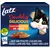 Latz Doubly Delicious Countryside selection in jelly, 24x. No colourants. Med beef and poultry, chicken and kidney, lamb and veal, turkey and liver. Billede af kat og skål med foder.