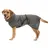 Chien portant un manteau gris en tissu avec boucle de fermeture et motif patte sur le côté arrière. Le manteau couvre le cou, le dos et le ventre du chien.