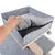 Hand legt graues, weiches Kissen in eine Filzbox auf einem mehrstöckigen Holzgestell mit Spielball.