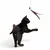 Gatto nero che gioca con una frutti di boscotta dotata di piume viola e marroni sospese da un filo.