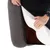 Hand opent ritssluiting van een grijze hoes om een witte schuimvulling binnenin het product te tonen.
