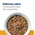 Texto: Delicioso sabor irresistible para las mascotas. Plato blanco con comida húmeda para mascotas, visible carne en salsa, guisantes y zanahorias.