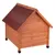 Houten hondenhok met rood shingles dak en verhoogde zwarte poten, geschikt voor buitengebruik.