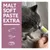 Kat likt aan tube GimCat Malt-Soft Paste Extra; links tekst: MALT SOFT PASTE EXTRA met illustraties van een tube, hand met pasta en voerbakje.