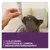 Chat gris reniflant un tube de Senior Paste Age 7+ Balanced-Ageing Formula 50 g. Texte visible : Mit Glucosamin, L-Tryptophan & L-Carnitin, Weissfischproteinkonzentrat (en allemand).