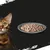 Nahaufnahme eines Tellers mit saftigen Fleischstücken in Sosse, daneben ein Bengal-Katze mit aufmerksamem Blick.