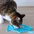 Katze leckt Futter von einer blauen LickiMat in Fischform. Authentisch LickiMat-Logo sichtbar.