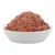 Миска с влажным мясным кормом для животных и видимыми оранжевыми кусочками.