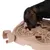 Hund nosar i en beige aktivitetsbräda med flera labyrintformade fack av plast. Endast hundens huvud och brädan syns tydligt.