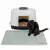 Caja de arena para gatos con alfombrilla gris y gato negro. Abertura de entrada visible, rellena de arena. Alfombrilla con logo 'kooa' abajo a la derecha.