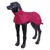Manteau imperméable rose pour chien, porté par un mannequin canin noir. Marque visible : Trixie. Fermeture à sangle et passepoil réfléchissant visibles.
