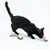 Schwarze Katze spielt mit drei Stoffspielzeugen in verschiedenen Farben und Formen auf weissem Hintergrund.