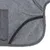 Detailaufnahme einer grauen Filzdecke mit elastischem Band und verstärktem Rand.
