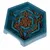 Gamelle hexagonale en plastique bleu avec croquettes brunes réparties à l’intérieur, parois en relief formant un labyrinthe visible.