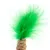 Juguete con accesorio de plumas verdes y estructura de cuerda, apto para juego interactivo.