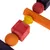 Jouet composé de perles et formes géométriques en bois coloré, éléments rouges, jaunes, orange et violets visibles.