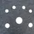 Tapis en feutre gris avec six trous ronds de tailles différentes disposés en cercle autour d’un trou central plus grand. Matériau visible : feutre.