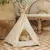 Beiges Tipi-Zelt aus Stoff mit Holzstangen, dekorativen Fransen und gepolsterter Liegefläche. Katze liegt im Inneren des Zeltes.