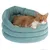 Kattenbed in lichtgroen met een oranje-witte kat die erin ligt. Rond ontwerp met gewatteerde randen.