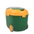 Contenedor de comida verde y naranja con ruedas, apto para almacenar alimento para mascotas. Tapa con cierre y asa visible.