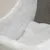 Primo piano di materiale peluche bianco e morbido combinato con tessuto grigio. Adatto per descrivere materiale e comfort.