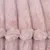 Nahaufnahme von rosa, flauschigem Material mit Streifenmuster. Weiche Textur sichtbar.
