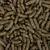 Primo piano di pellet marroni e allungati. La struttura e il colore indicano un alimento secco.