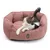 Tiaki Katzenbett in Rosa mit einer Katze, die darin liegt. Weiches, gepolstertes Design für Haustiere sichtbar.
