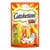 Catisfactions Mix au poulet & fromage, sachet de 60 g. Illustration d’un chat, d’une poule sur un morceau de fromage et deux friandises visibles sur l’emballage.