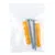 Sachet transparent contenant deux vis métalliques argentées et deux chevilles en plastique jaune, accessoires de fixation visibles.