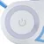 Close-up van een witte aan/uit-knop met grijs symbool op een apparaat.