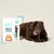 Edgard Cooper Doggy Dental kauwsnack met coolmintolie en aardbei. Hond kauwt op een snack, verpakking met productdetails zichtbaar.