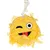 Jouet suspendu en forme de boule jaune avec visage d’emoji clin d’œil et langue tirée, recouvert de papier froissé, corde blanche attachée au sommet.