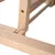 Detailopname van een houten frame met schroefverbinding en ronde staven, toont de constructie en materialen van het product.