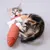 Katzen-Spielzeug in Fischform, rot mit Zickzack-Muster und aufgesticktem Auge.