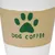 Beżowy kubek z zielonym odciskiem łapy i napisem 'Dog Coffee'.