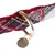 Collier en tissu à motif écossais multicolore avec boucle métallique dorée et médaille ronde gravée d’un N visible.