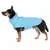 Chien portant un manteau imperméable bleu clair avec bande réfléchissante au col, vu de profil. Matière textile visible.