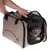 Sac de transport beige Tiaki avec poignée, ouvert par le dessus, contenant un chat tigré. Aérations latérales visibles, fermeture éclair et maille noire sur le dessus.