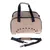 Sac de transport beige TIAKI avec poignées noires, trous d’aération sur le dessus et le côté, bandoulière amovible posée devant le sac. Marque TIAKI visible.