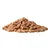 Piccoli pezzi marroni di crocchette a forma di mucchio. Texture visibile con dettagli friabili.